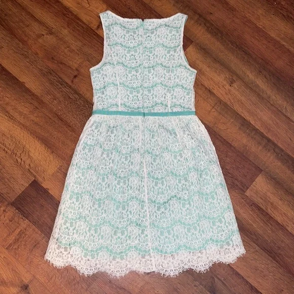 Dress with lace overlay - Picture 4 of 6